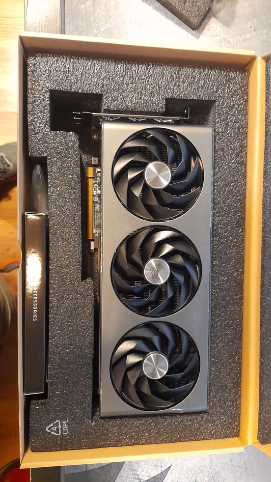 Tarjeta Gráfica Sapphire PURE AMD Radeon RX 7800 XT Gaming 16GB