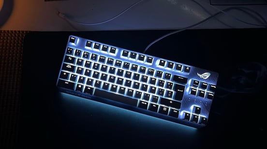 Teclado Mecánico TKL Blanco Con Retroiluminación RGB - Compacto, Ideal Para Gaming Y Espacios Reducidos