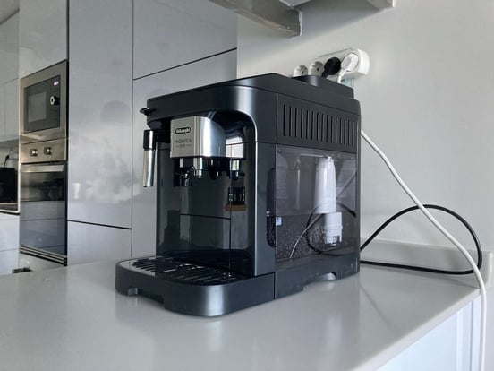 DeLonghi Magnifica Evo Cafetera Superautomática 15 Bares Negra 4