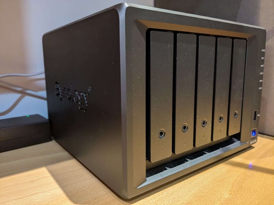 5ベイNAS】Synology DS1522+【おまけ・微破損あり】 5ベイNAS
