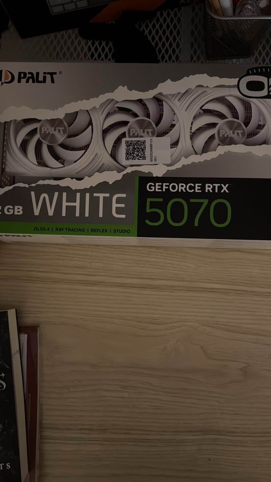 Tarjeta Gráfica Palit GeForce RTX 5070 White OC 12GB GDDR7 Reflex